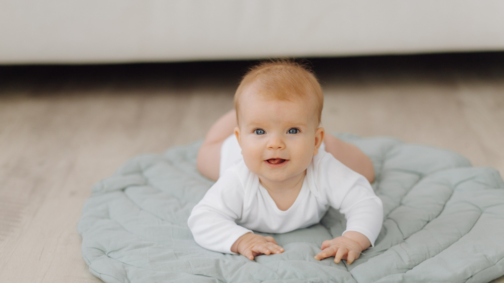 2 μηνών μωρό: Τι πρέπει να κάνει;