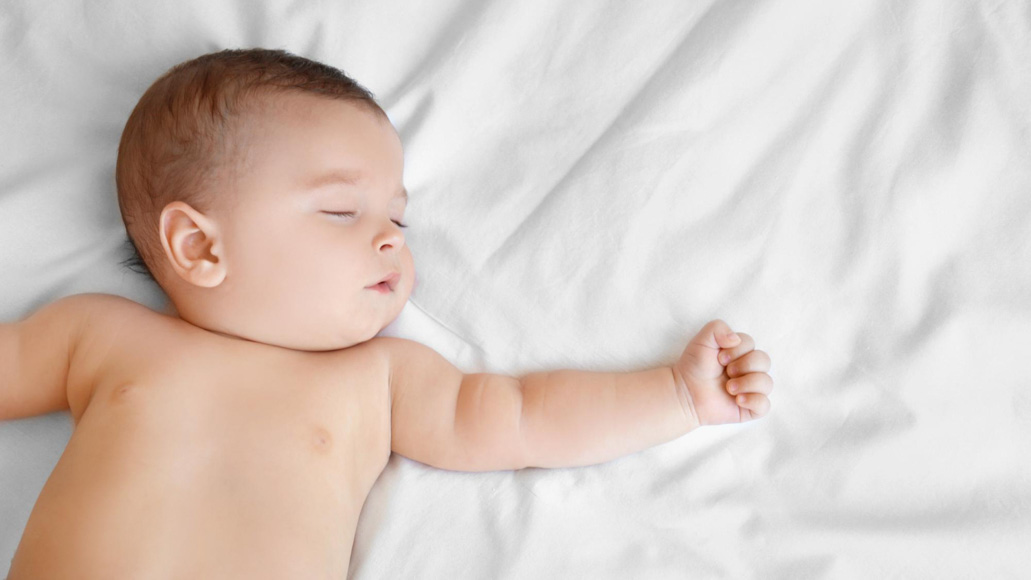 Σωστή θέση ύπνου νεογέννητου & άλλες οδηγίες για ασφαλή ύπνο βρεφών