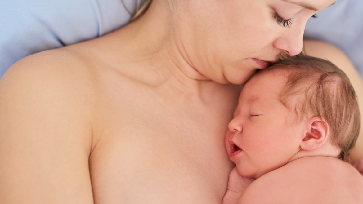 Skin to skin: Τα οφέλη της επαφής δέρμα με δέρμα για εσάς και το μωρό σας