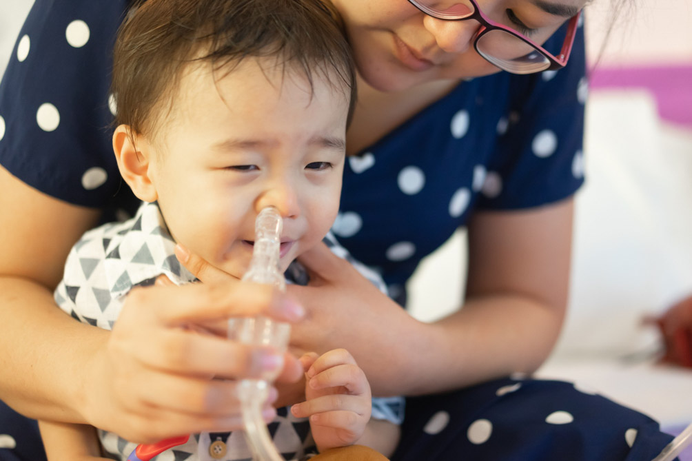 Μαμά καθαρίζει τη μύτη μωρού της με ρινικό αποφρακτήρα